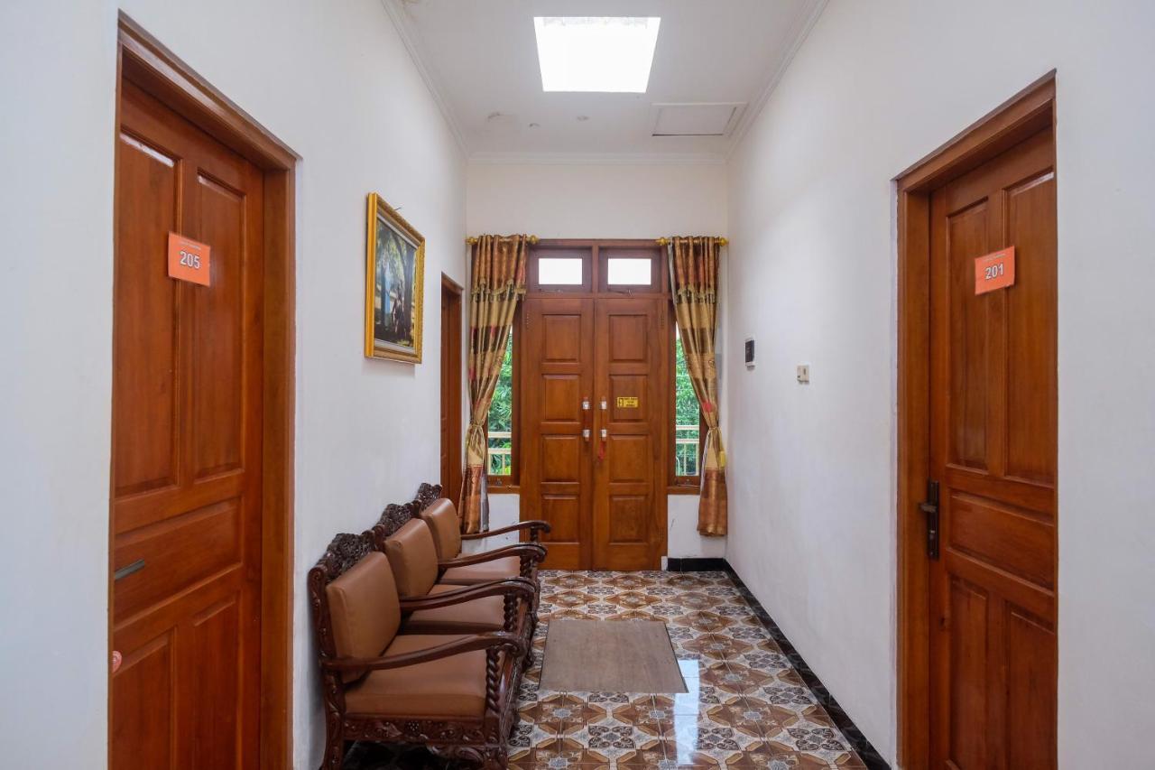 Reddoorz Syariah @ Griya Thamrin Manahan Solo Kültér fotó